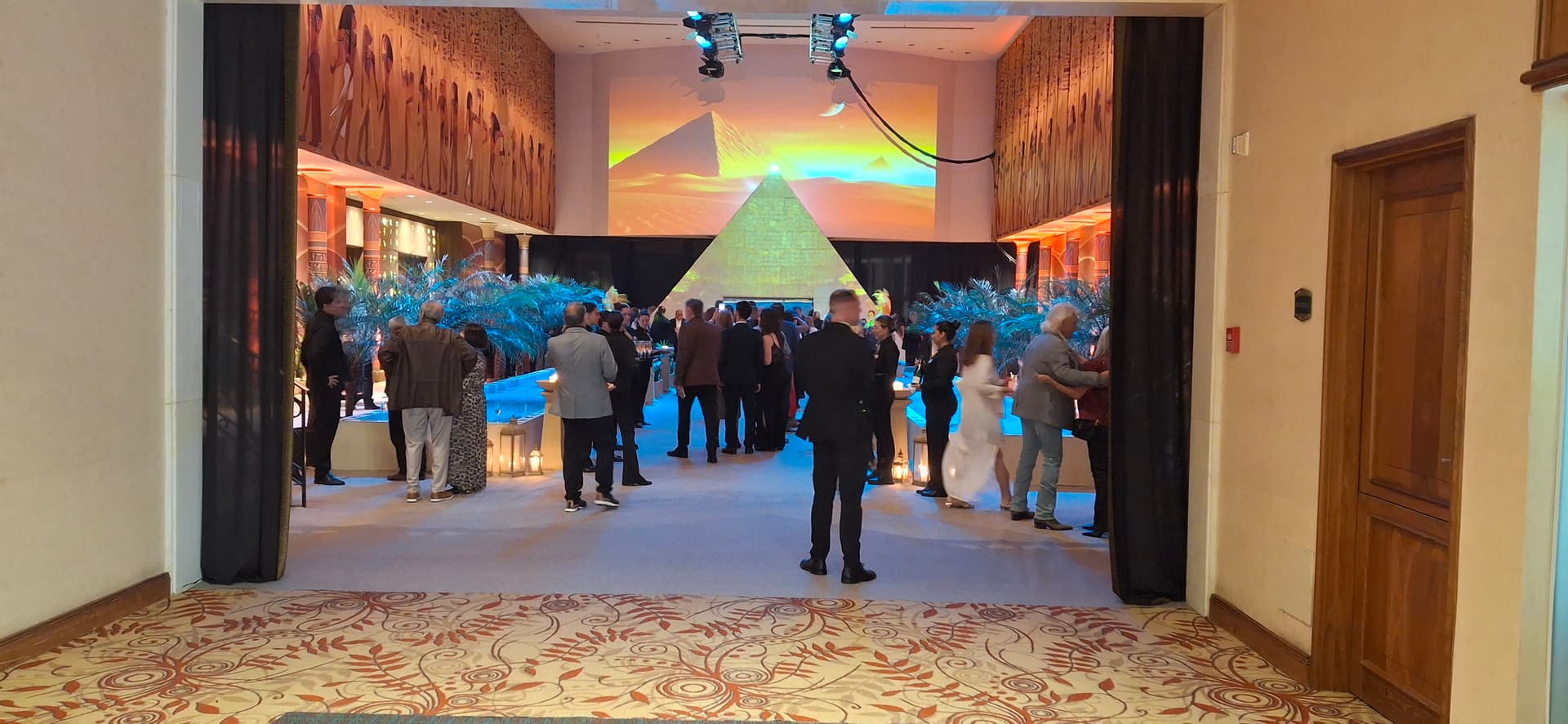 Salón de la fiesta aniversario de Enjoy 2025 ambientado por BERTA